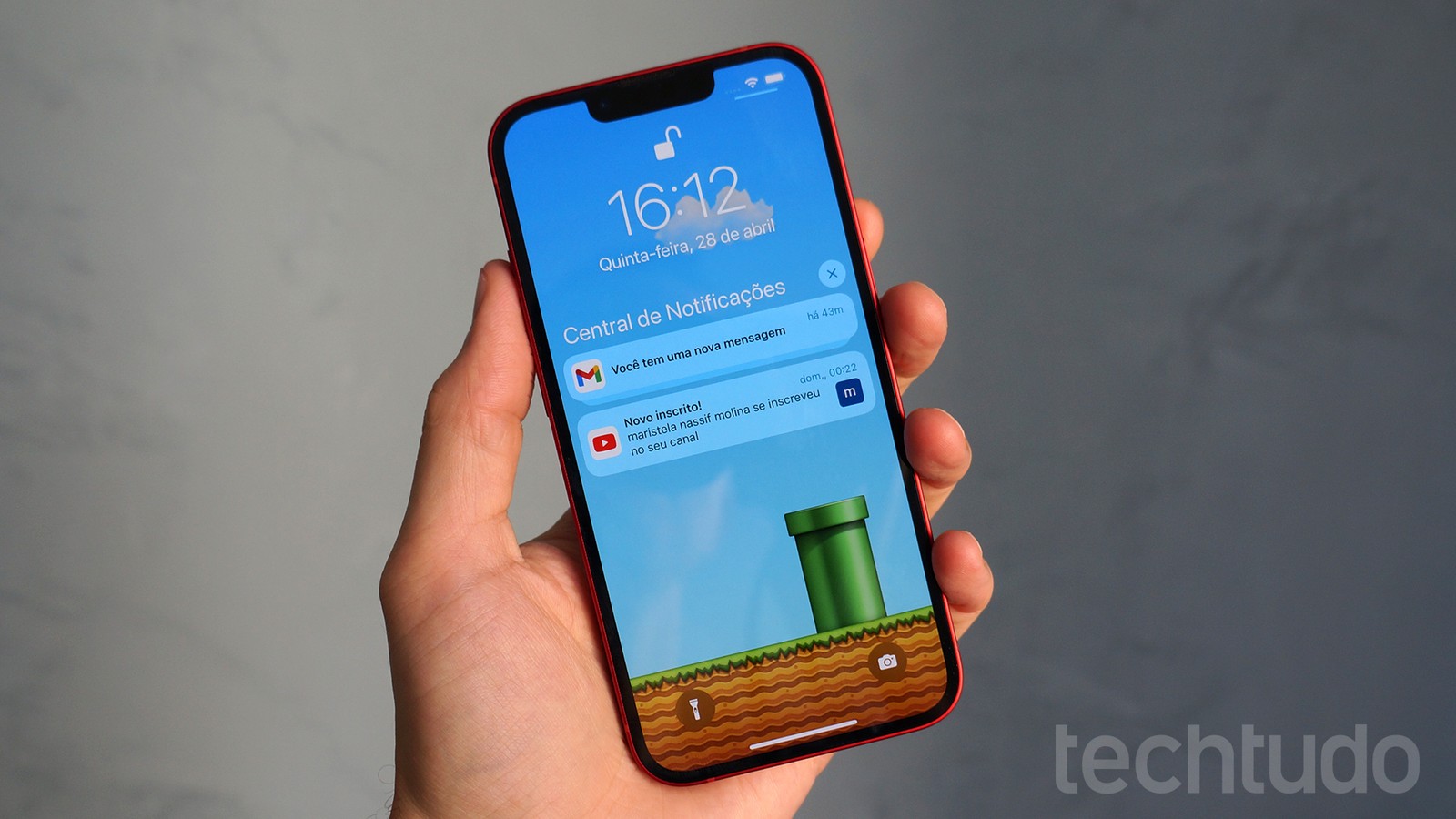 O iPhone 13 tem tela de 6,1 polegadas com painel Super Retina XDR OLED — Foto: Thássius Veloso/TechTudo