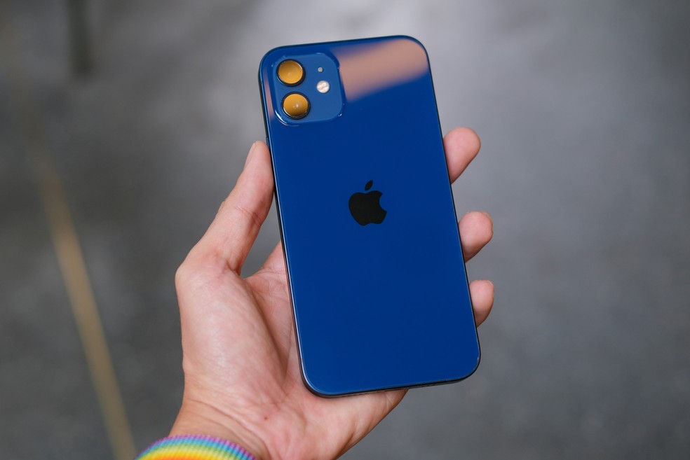 iPhone 12 na cor azul — Foto: Unsplash