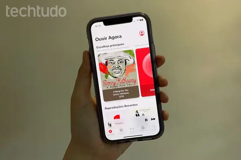 Apple Music é disponibilizado de maneira nativa no iPhone, apesar de poder ser instalado em Androids — Foto: Reprodução/Clara Fabro