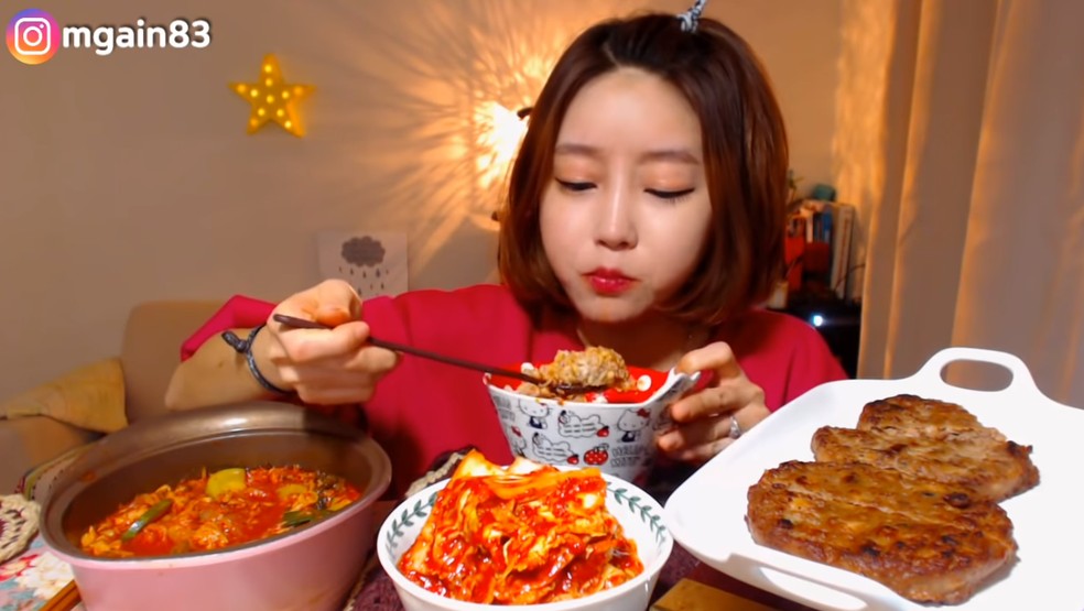 Sucesso na Coreia do Sul, vídeos de mokbang mostram pessoas comendo — Foto: Reprodução/YouTube ([Dorothy]도로시)