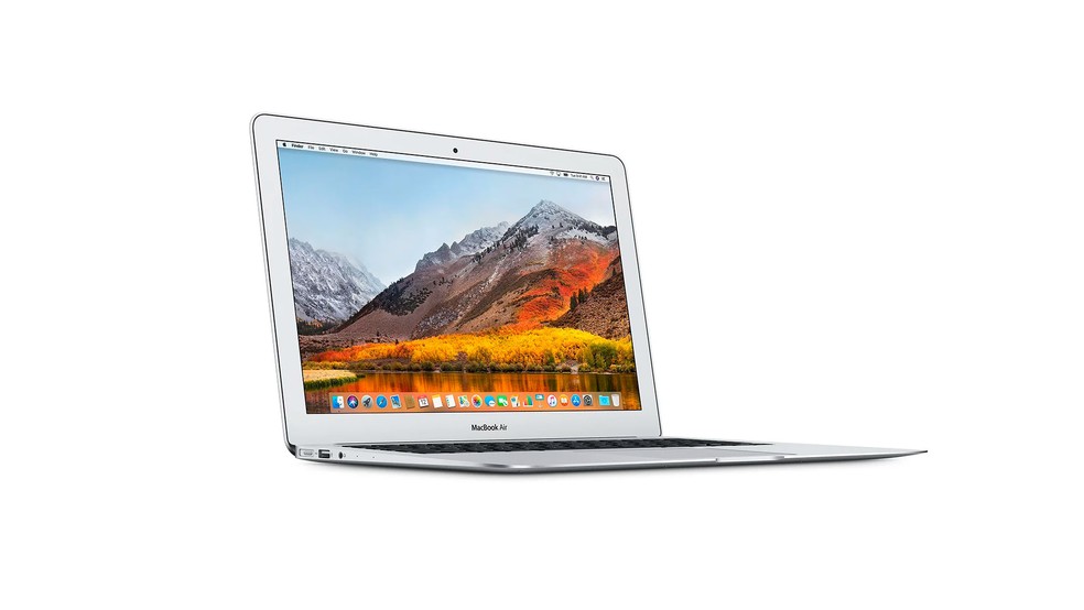 MacBook Air de 2017 pode ser uma opção mais em conta para quem procura um laptop da Apple — Foto: Divulgação/Apple