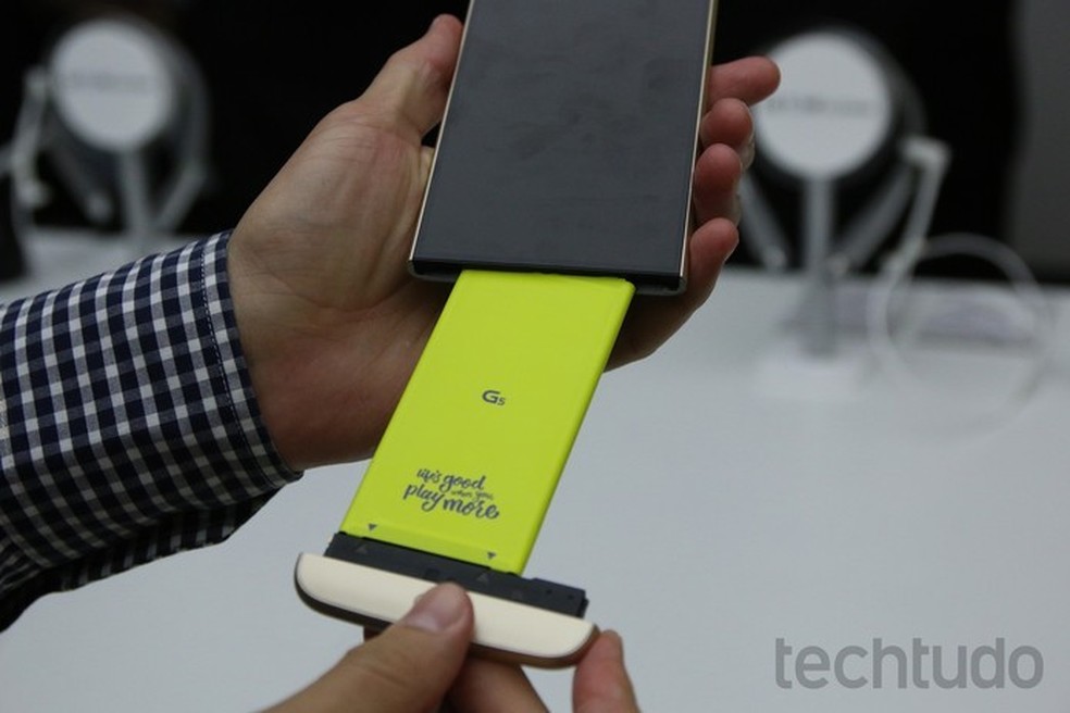 LG G5 tem design modular que permite a expansão de funções do aparelho (Foto: Fabrício Vitorino/TechTudo) — Foto: TechTudo