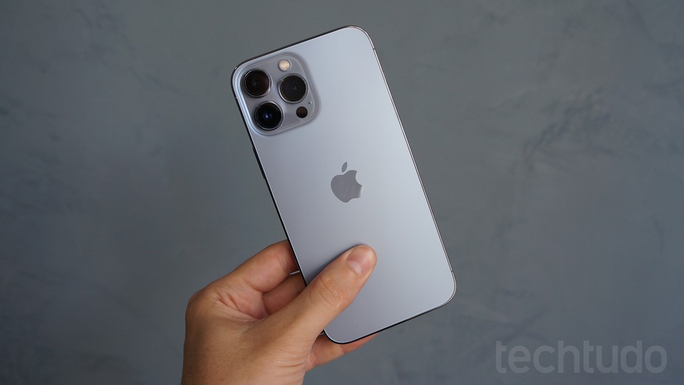 iPhone 13 Pro Max vale a pena em 2024 para quem precisa de tela grande e quer o melhor desempenho da Apple por um custo menor — Foto: Thássius Veloso/TechTudo