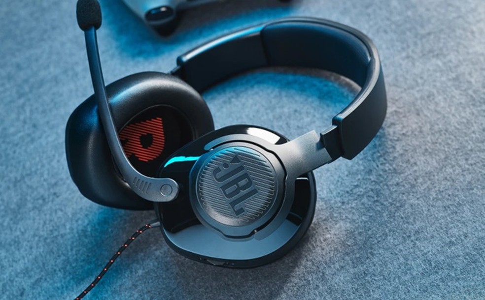 JBL Quantum 200 apresenta um cabo com entrada P2 e um microfone longo — Foto: Divulgação/ JBL