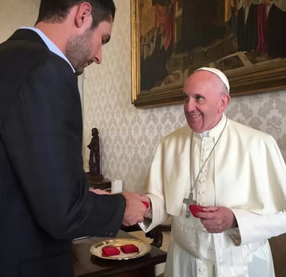 Kevin Systrom encontrou o Papa Francisco em 2016 para ensiná-lo a criar uma conta no Instagram — Foto: Reprodução/Instagram