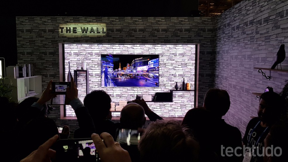 The Wall, telona modular e conceitual da Samsung tem resolução 8K e foi uma das sensações da CES 2018, em janeiro — Foto: Thássius Veloso/TechTudo