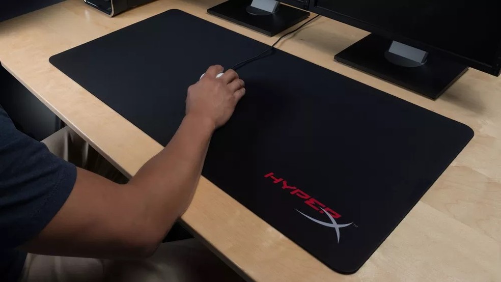 Mouse pad extra grande é opção para quem tem bastante espaço na mesa; confira modelos — Foto: Reprodução/HyperX