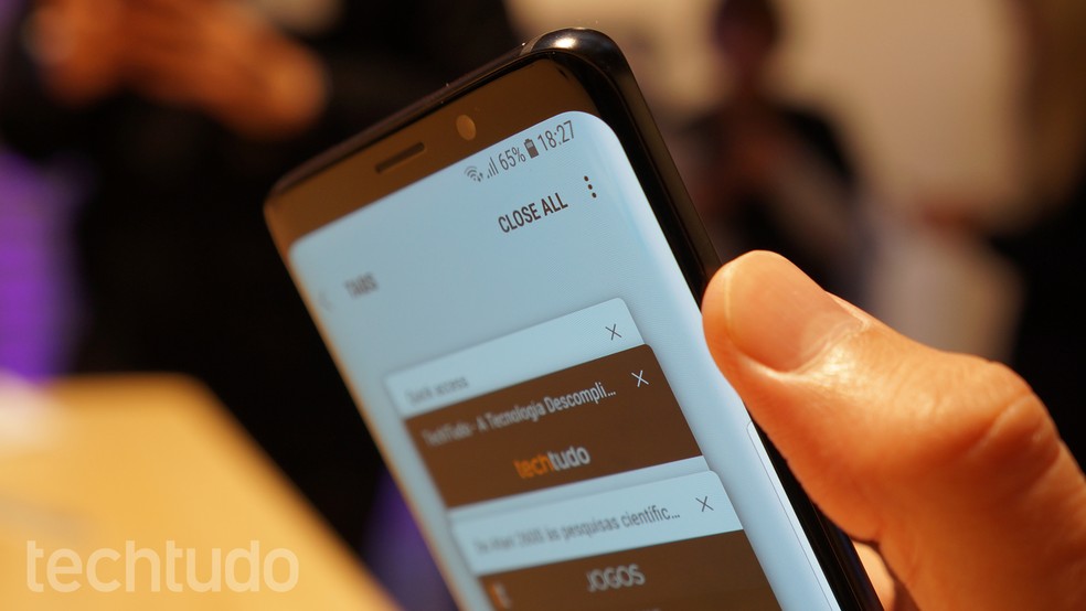 Galaxy S9 traz tela Quad HD+ com bordas curvas nas laterais — Foto: Thássius Veloso/TechTudo