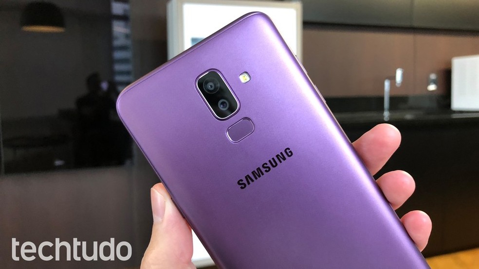 Galaxy J8 é um aparelho de preço intermediário que se destaca por oferecer câmera traseira dupla — Foto: Thássius Veloso/TechTudo