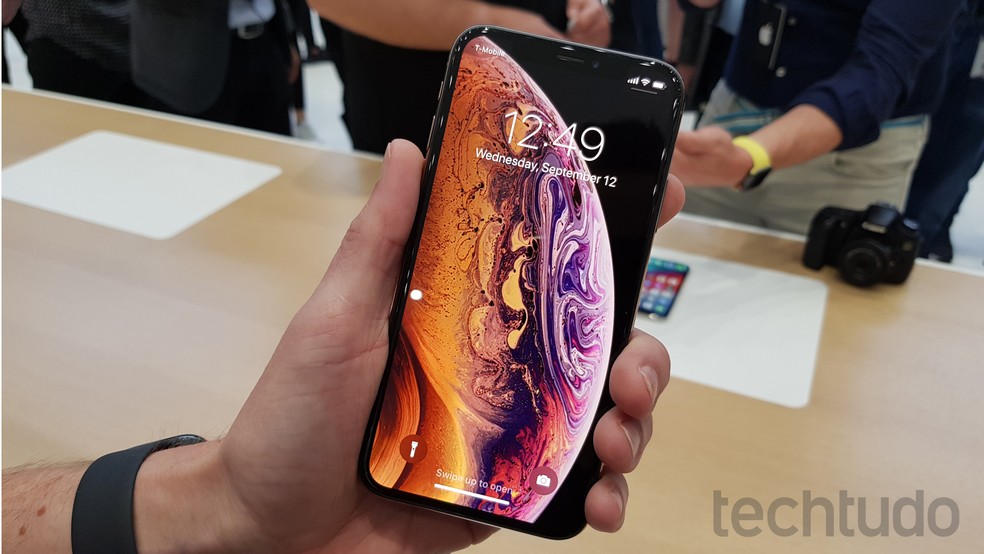 iPhone XS e iPhone XS Max apostam em uma tela OLED de alta resolução — Foto: Thássius Veloso/TechTudo