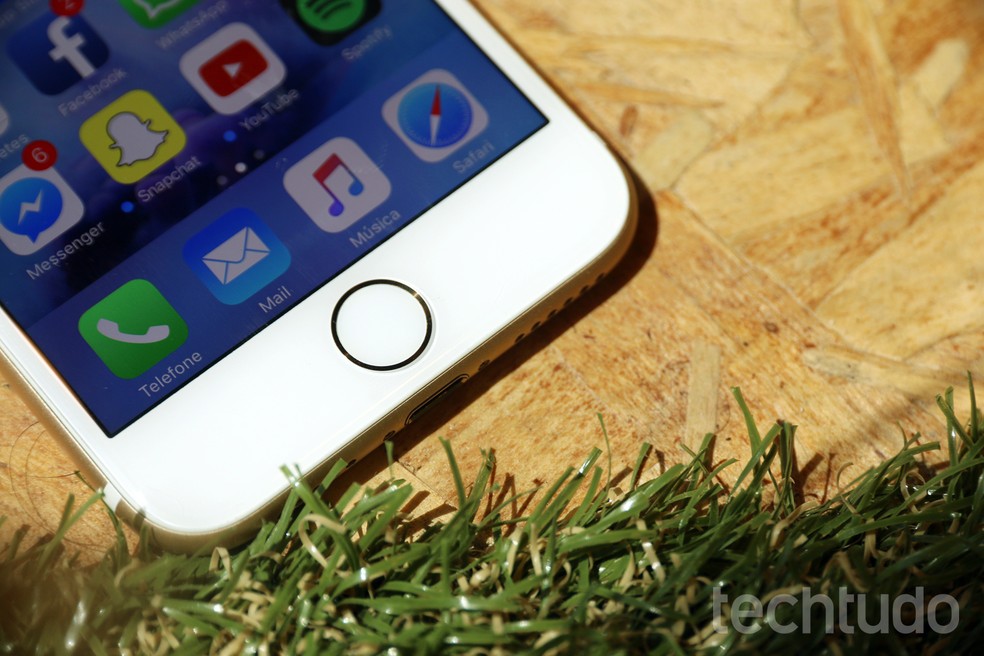 iPhone "de botão" é considerado ultrapassado — Foto: Anna Kellen Bull/TechTudo