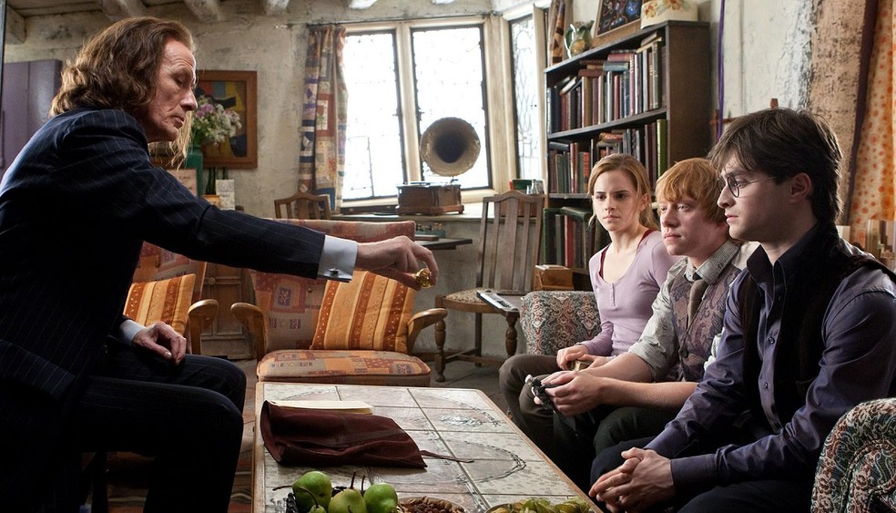 Em Harry Potter e as Relíquias da Morte - Parte 1 (HBO Max), o trio de protagonista decide não voltar para Hogwarts e partir em busca das horcruxes — Foto: Divulgação/Warner Bros. Pictures