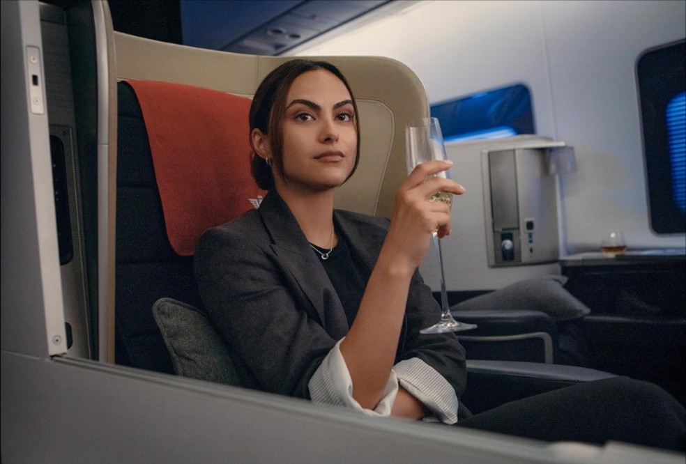 Ana conhece  Will (Archie Renaux) num voo a trabalho — Foto: Divulgação/Rotten Tomatoes