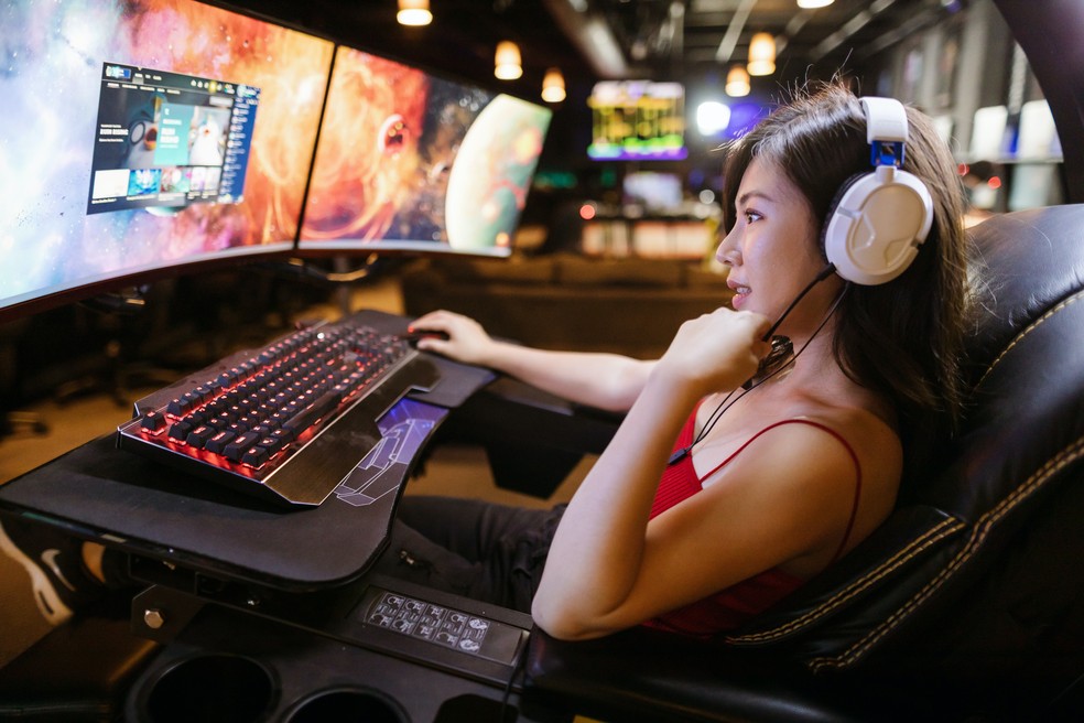 Headset gamer USB é opção para jogadores que preferem fones com fio; veja modelos — Foto: Pexels/RODNAE Productions