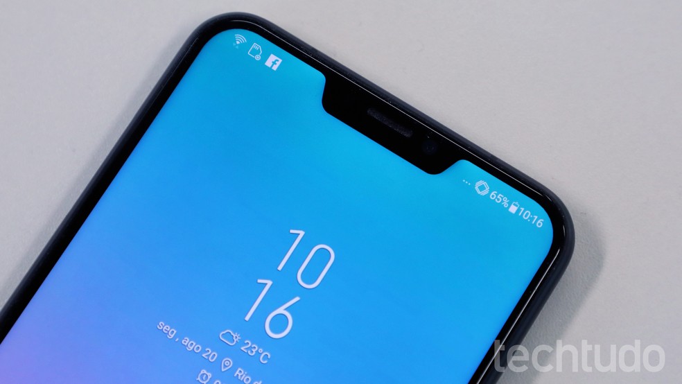 Zenfone 5 emprestou do iPhone X o design com recorte na tela — Foto: Bruno De Blasi/TechTudo