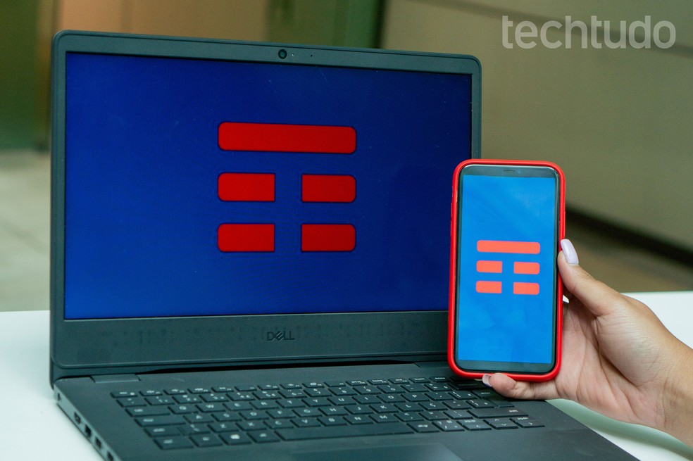 TIM no notebook e celular — Foto: Laura Storino/TechTudo