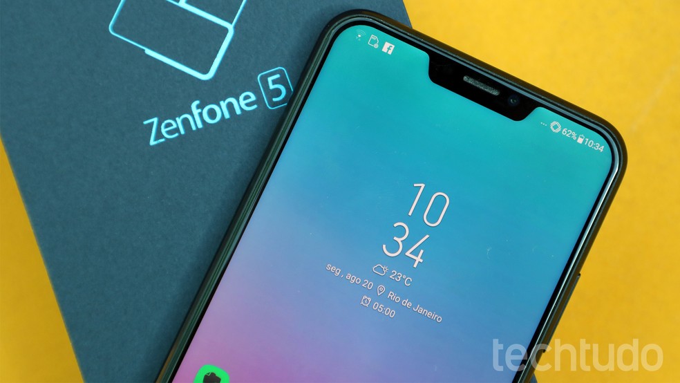 Zenfone 5 traz design similar ao do iPhone X, da Apple — Foto: Bruno De Blasi/TechTudo