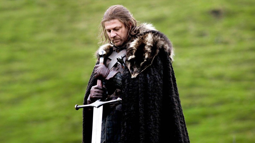 Ned Stark (Bean) protagonizou um dos momentos mais traumatizantes para os fãs das séries — Foto: Divulgação/HBO Max