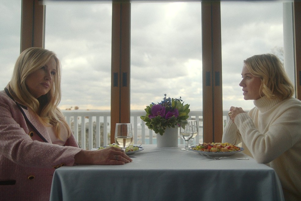 As atrizes Jennifer Coolidge (Karen Calhoun) e Naomi Watts (Nora Brannock) em cena de Bem-Vindos à Vizinhança — Foto: Reprodução/Rotten Tomatoes