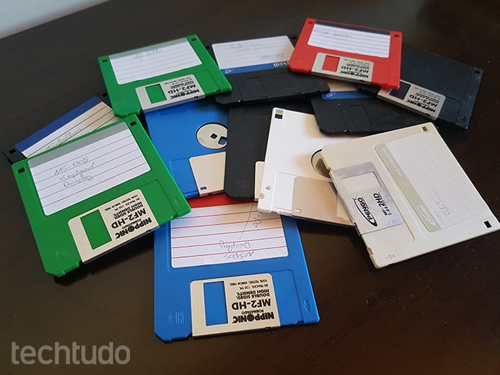 Era preciso ter drive de disquete para instalar o Windows 95 — Foto: Filipe Garrett/TechTudo