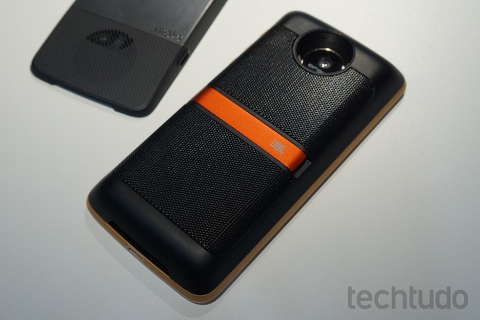 Moto Z Force com Moto Snap da JBL (Foto: Thássius Veloso/TechTudo) — Foto: TechTudo