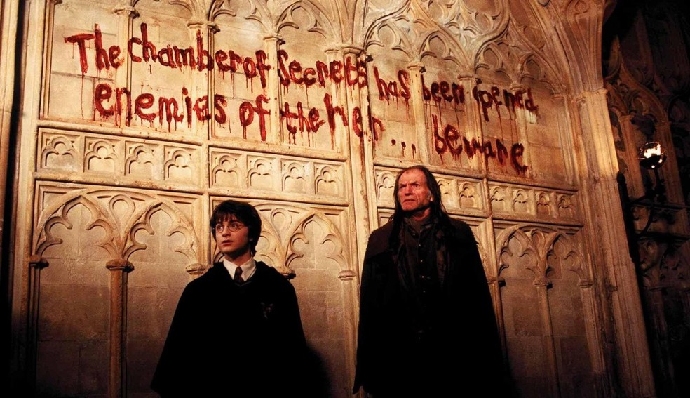 Em Harry Potter e a Câmara Secreta (HBO Max), alunos e animais aparecem petrificados pelos corredores do castelo — Foto: Divulgação/Warner Bros. Pictures