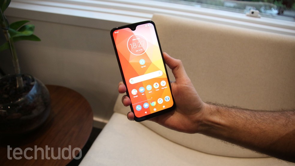 Moto G7 Plus traz notch em formato de gota e display de 6,2 polegadas com resolução Full HD+. — Foto: Thássius Veloso/TechTudo