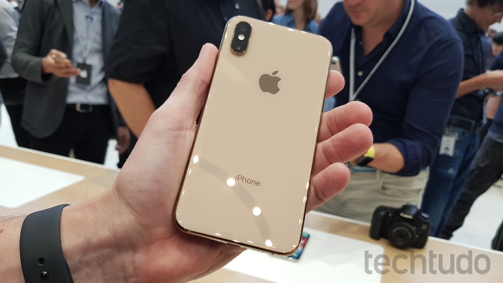 iPhone XS não tem entradas para fones de ouvido no padrão 3.5 mm — Foto: Thássius Veloso/TechTudo