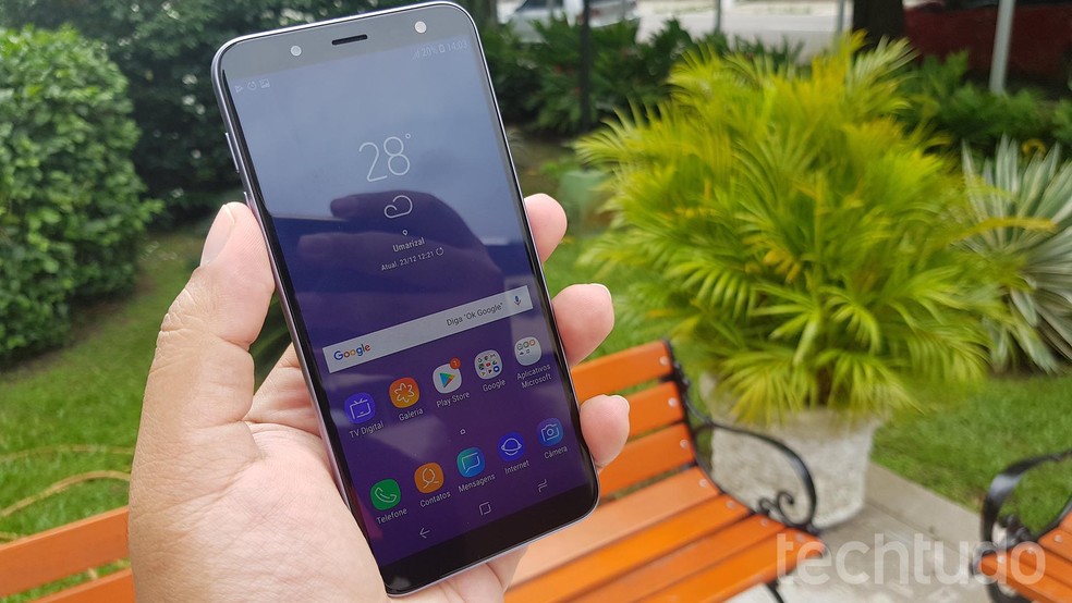 Galaxy J6 conta com câmera traseira de 13 megapixels — Foto: Paulo Alves/TechTudo