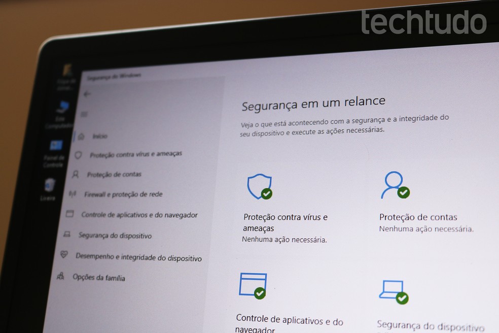Imagem mostra tela do computador com Windows Defender atualizado; software ajuda a proteger o PC contra ataques — Foto: Filipe Garrett/TechTudo