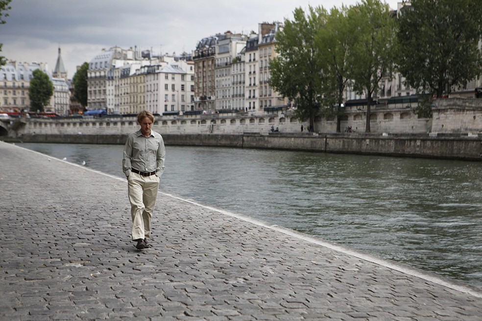 Em Meia-noite em Paris, Owen Wilson é escritor frustrado que viaja à França — Foto: Reprodução/Sony Pictures
