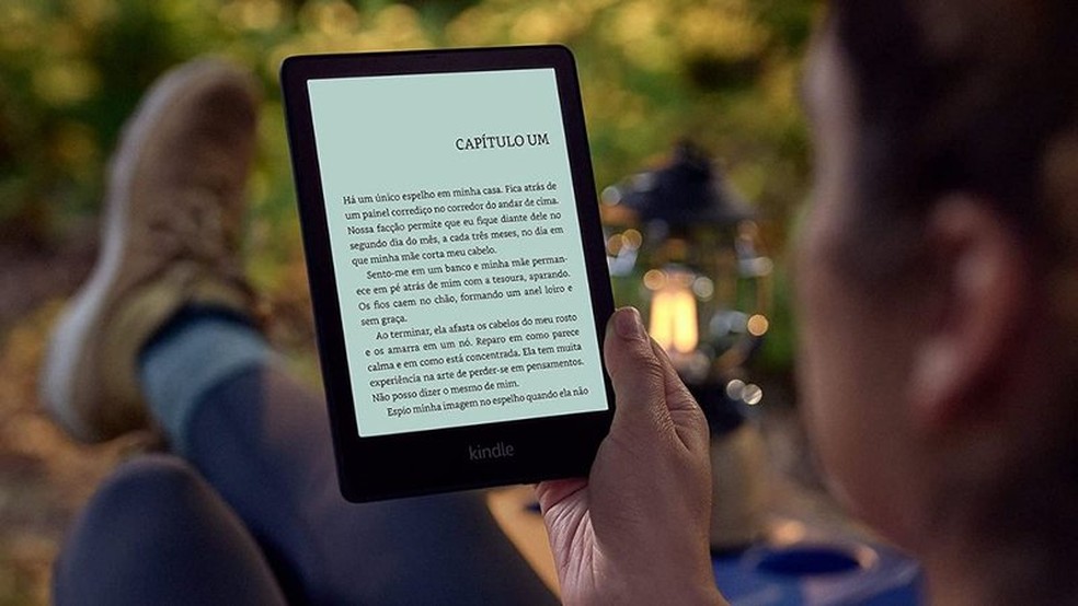 Por mais que possuam resolução semelhante, a grande diferença entre o Kindle 11ª Geração e o Paperwhite está na iluminação embutida — Foto: Divulgação/Amazon