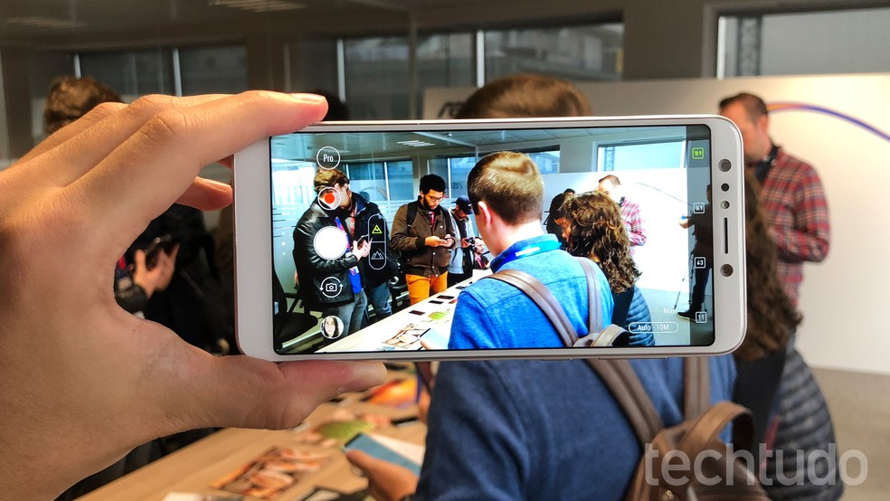 Zenfone 5 Selfie e Zenfone 5 Selfie Pro têm exatamente as mesmas câmeras duplas na frente e atrás — Foto: Thássius Veloso/TechTudo