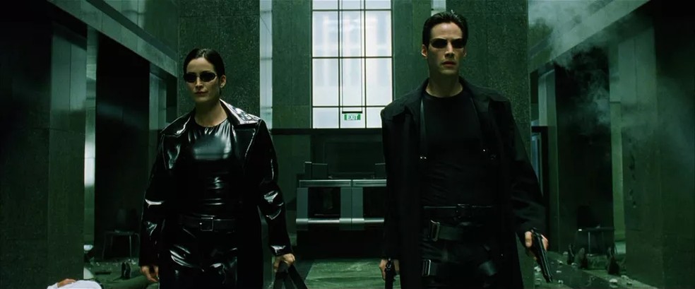 Neo, o pseudônimo de Thomas Anderson (Keanu Reeves), e Trinity (Carrie-Anne Moss) em Matrix, de 1999 — Foto: Divulgação/Warner Bros.