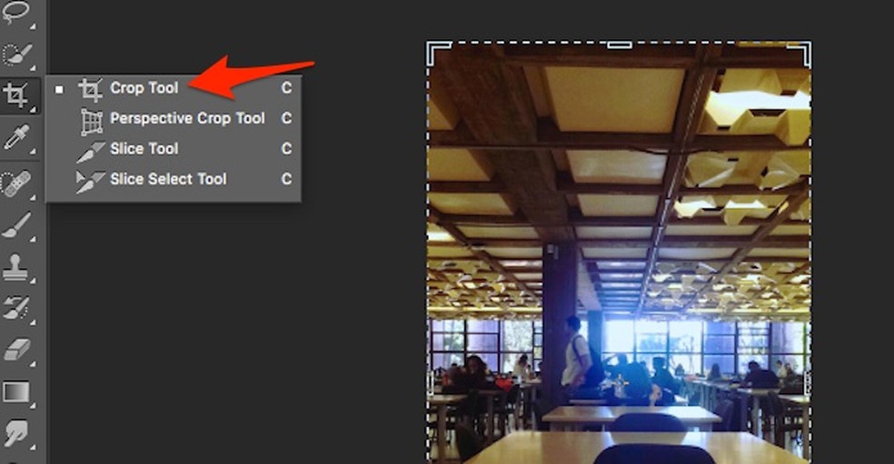 Ação para definir a ferramenta padrão para corte de imagens no Photoshop — Foto: Reprodução/Marvin Costa