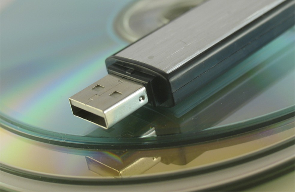 Pen drive e CD (Foto: Reprodução/Stock.XCHNG) — Foto: TechTudo