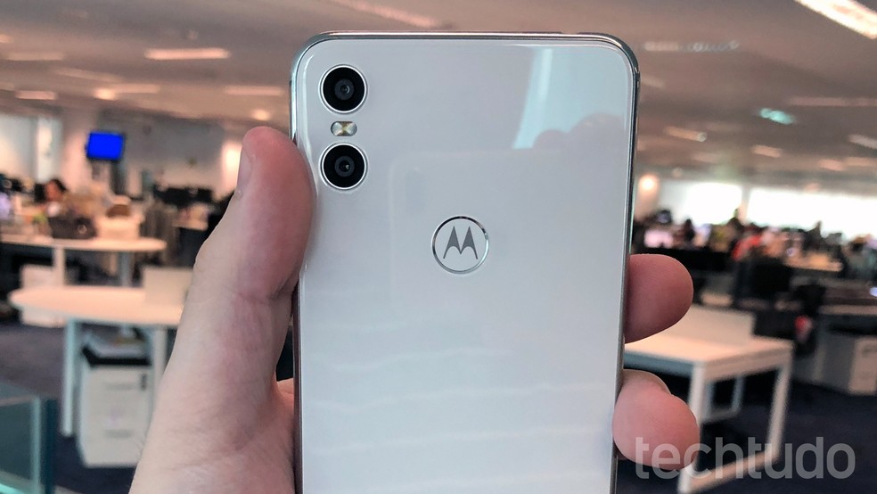 Motorola One: câmera dupla marca presença no celular da Motorola — Foto: Bruno De Blasi/TechTudo