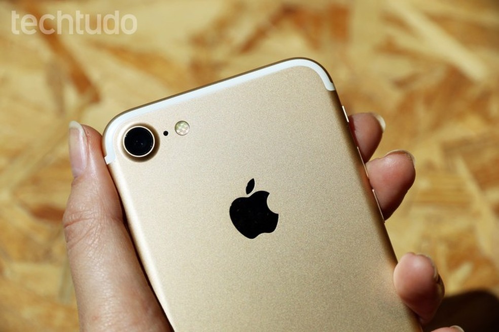 iPhone 7, um dos celulares mais populares da Apple, sai por R$2.600  — Foto: Anna Kellen Bull/TechTudo