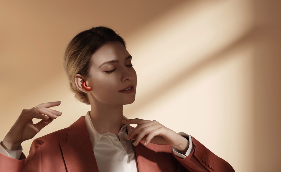 Huawei FreeBuds 5 está disponível na cor laranja — Foto: Divulgação/Huawei