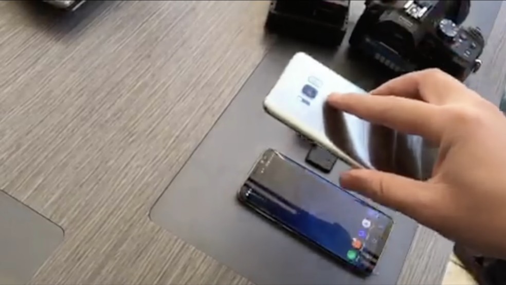 Em vídeo divulgado pelo YouTube, um celular com a foto do usuário é usado para desbloquear o Galaxy S8 — Foto: Reprodução/Marcianophone