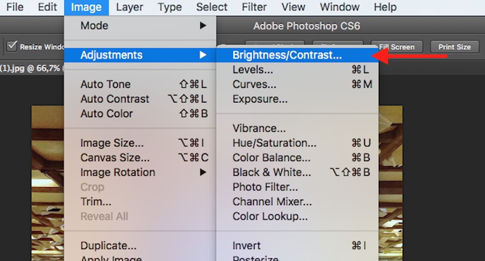 Ação para acessar a ferramenta para controle de brilho e contraste do Adobe Photoshop — Foto: Reprodução/Marvin Costa