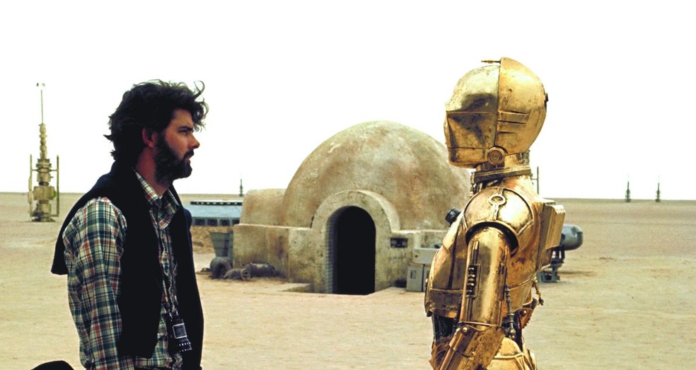 George Lucas, criador de Star Wars, e C-3PO nos bastidores da franquia Star Wars — Foto: Reprodução/IMDb