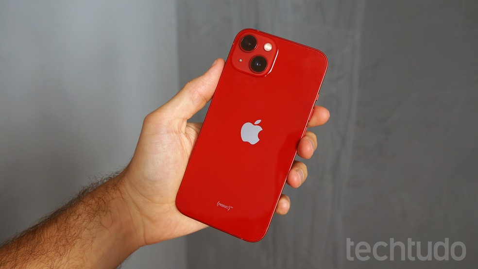 Parte traseira de um iPhone 13 vermelho — Foto: Thássius Veloso/TechTudo