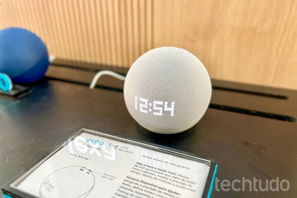 Echo Dot 5ª geração com Relógio pode ser comprada com desconto na Amazon para o Dia das Mães; confira — Foto: Rubens Achilles/TechTudo