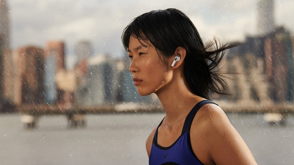 AirPods 3 contam com o suporte ao recurso Áudio Espacial e Adaptive EQ — Foto: Divulgação/Apple