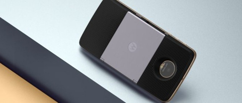 Case tem projetor embutido para espelhar tela do celular em imagem de 70 polegadas (Foto: Divulgação/Lenovo) — Foto: TechTudo