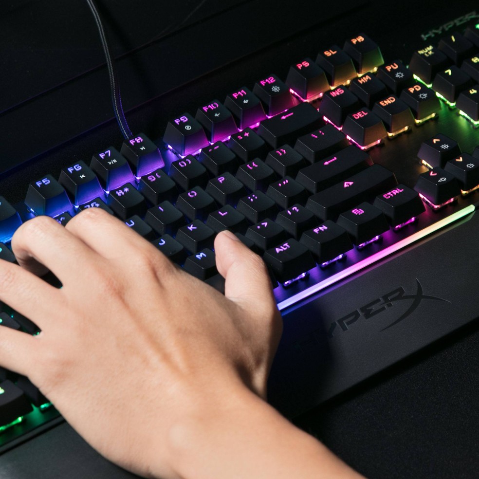 O teclado apresenta retroiluminação RGB e acabamento em aço escovado — Foto: Divulgação/HyperX