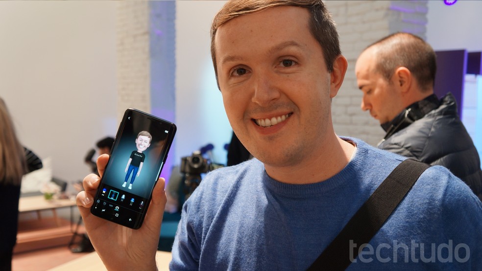 Galaxy S9 tem AR Emoji, ferramenta que transforma usuário em personagem virtual — Foto: Thássius Veloso / TechTudo