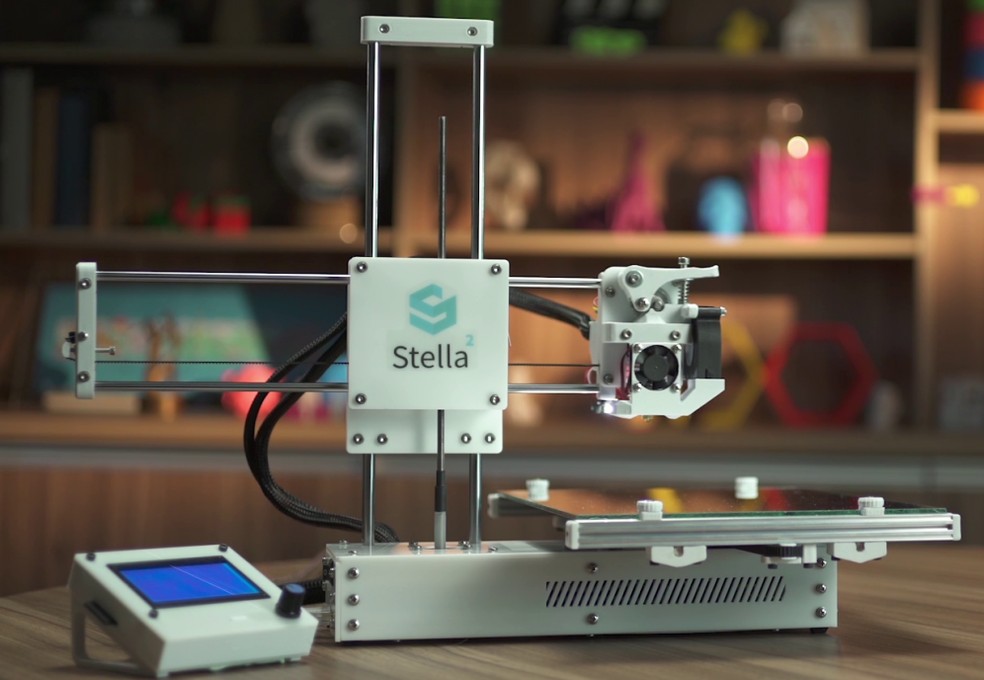 Stella 2 vem com mesa para impressão e aceita mais de sete materiais plásticos — Foto: Divulgação/BoaImpressão3D