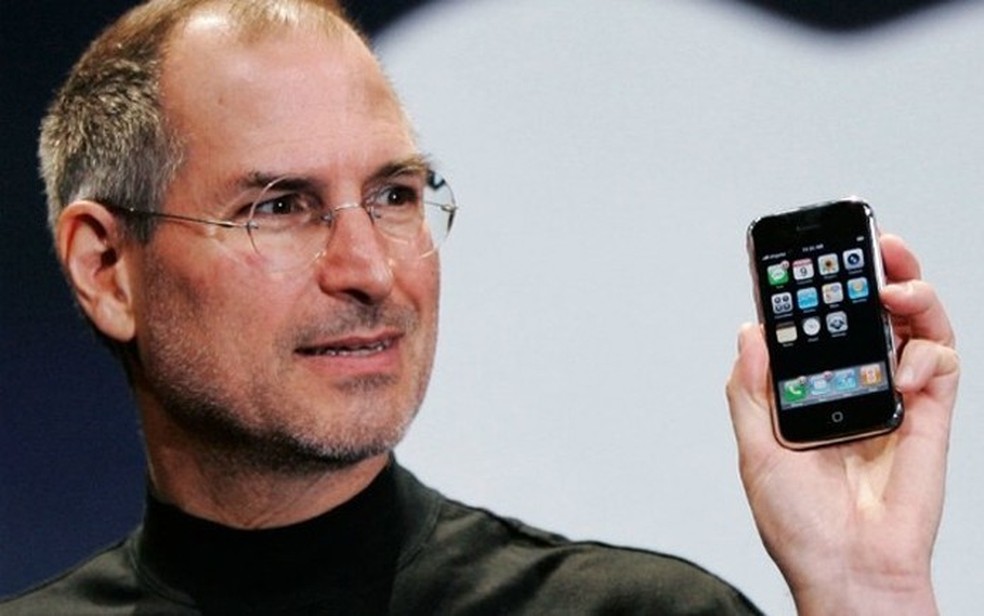 Steve Jobs e o primeiro iPhone lançado em 2007 (Foto: Divulgação) — Foto: TechTudo